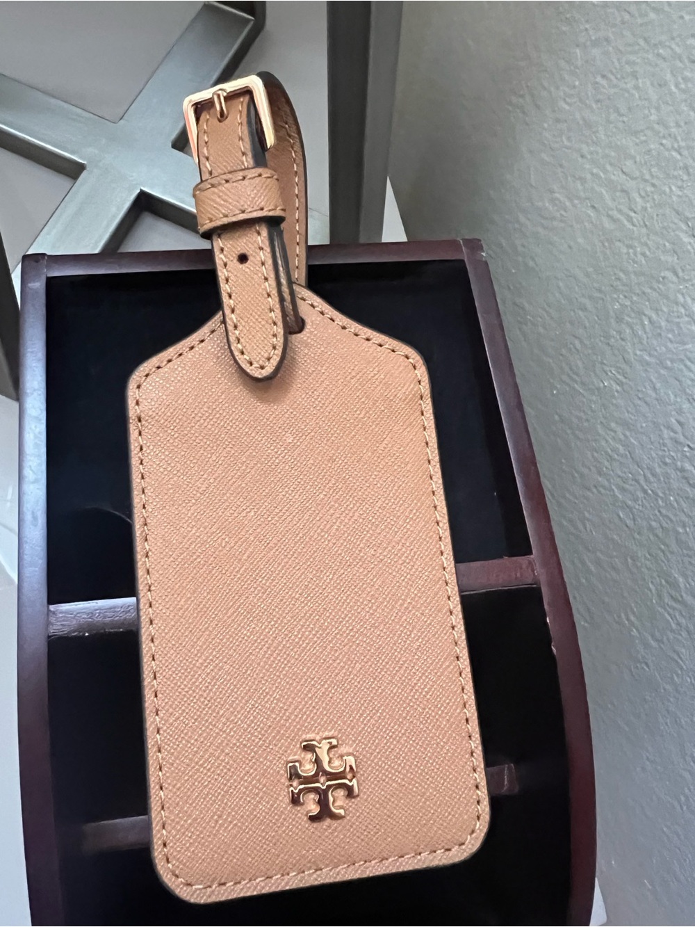 Tory Burch Tan Leather Luggage Tag with Gold Logo - Picture 5 of 5